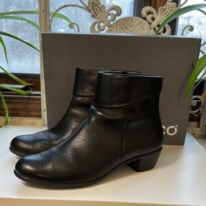 Ecco Black Ankle Boots with Leather Finish